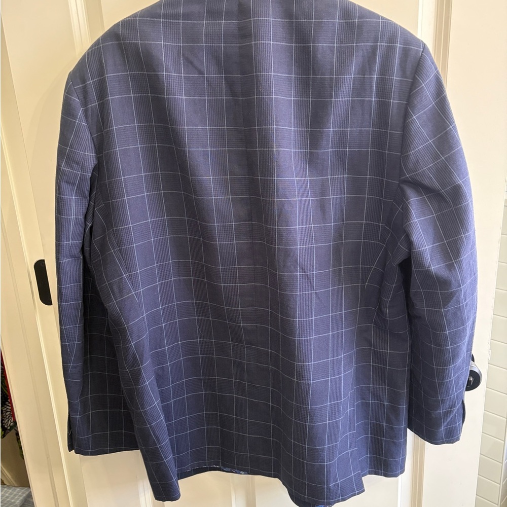Like new size 46R Van Heusen Studio  Navy Plaid/Windowpane Blazer. Cool lining! - Picture 2 of 8